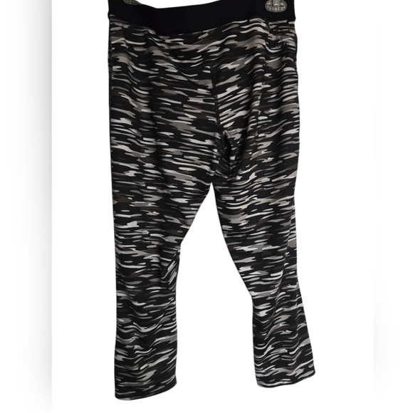 Nike Dri Fit Women's Black and Grey Patterned Capri Leggings Large - Picture 2 of 6